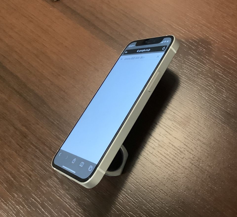 iPhone12miniの画面が斜めから見ると青い
