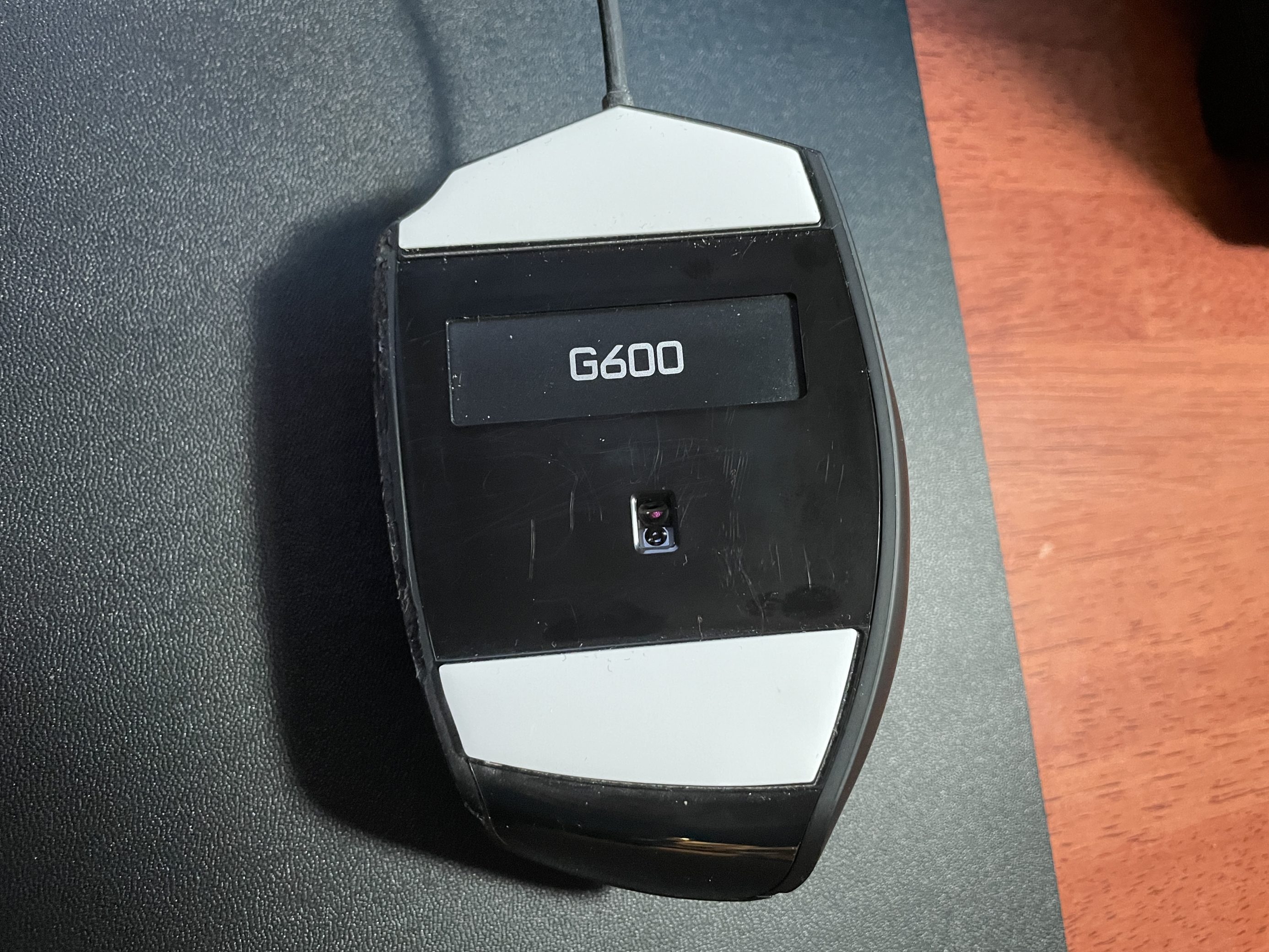 市販のG600用のマウスソールを取り付けた状態。