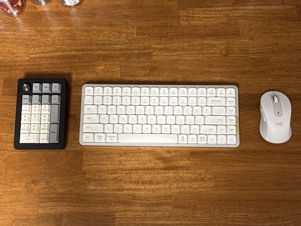 テンキー、キーボード、マウスと並んでる画像。
